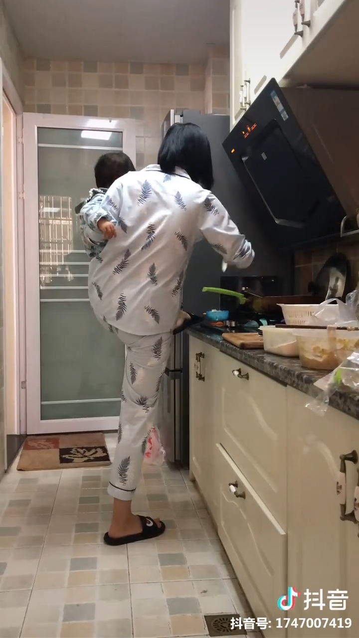 Clip hot gây bão 16/04: Dở khóc dở cười với nỗi niềm mang tên 'giày'