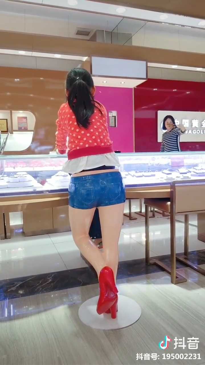 Clip hot gây bão 18/04: Chiếc ghế gây hiểu lầm
