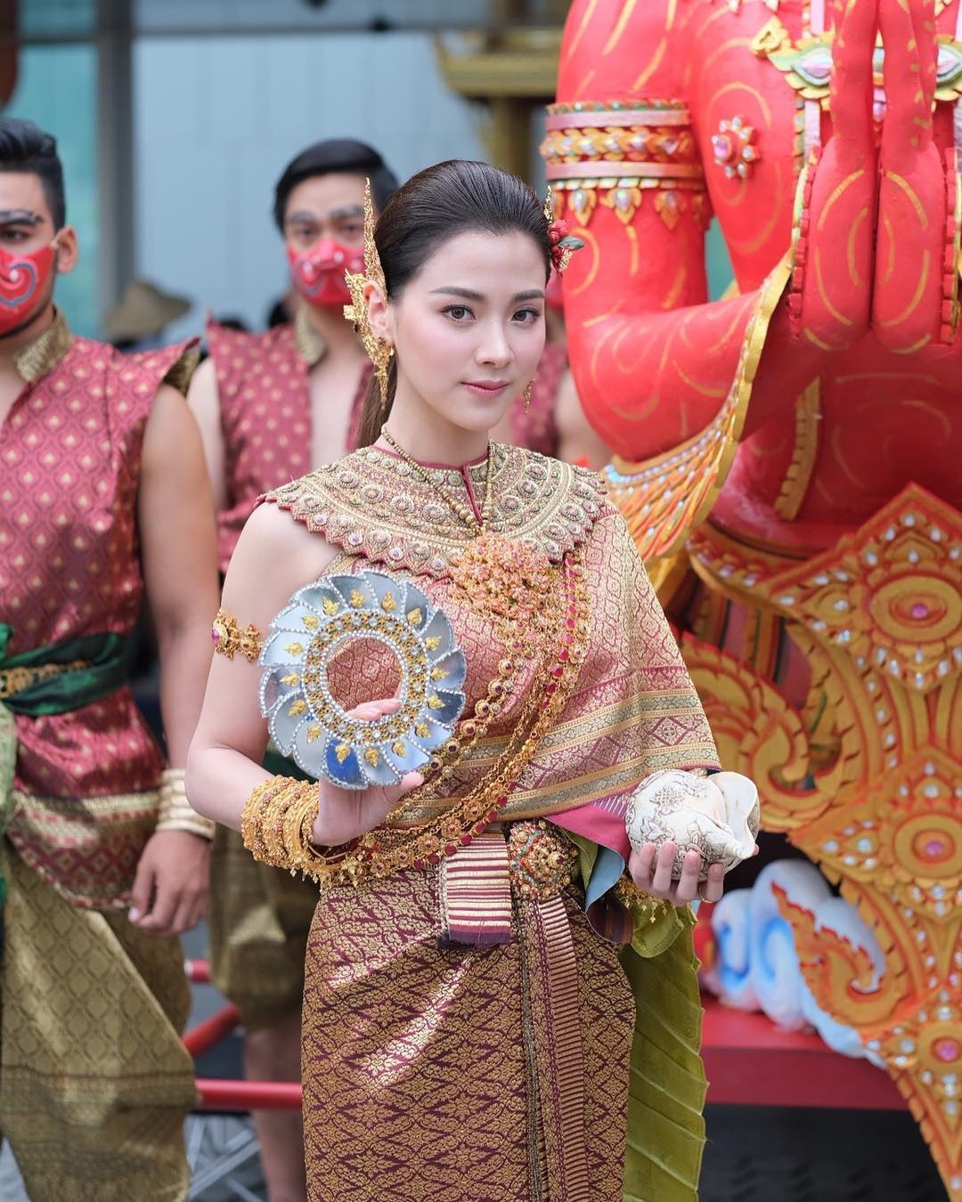 Loạt mỹ nhân Thái lộng lẫy trong tạo hình 'Nữ thần Songkran' 2019