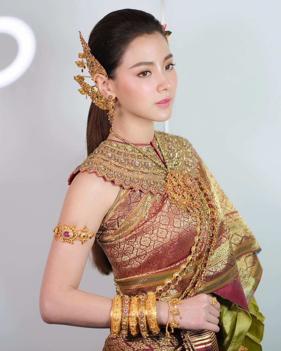 Loạt mỹ nhân Thái lộng lẫy trong tạo hình 'Nữ thần Songkran' 2019