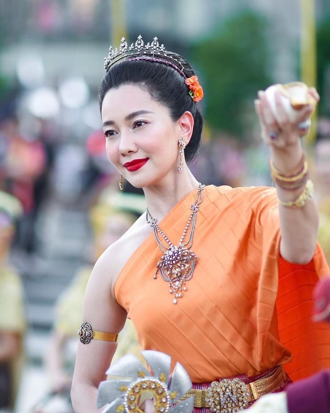 Loạt mỹ nhân Thái lộng lẫy trong tạo hình 'Nữ thần Songkran' 2019
