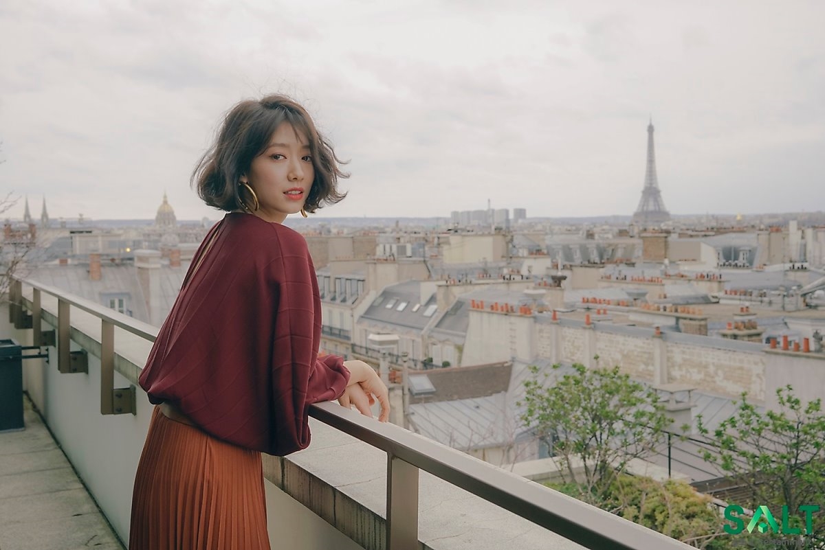 Park Shin Hye tung bộ ảnh 'tóc ngắn búp bê' xinh như mộng ở trời Tây