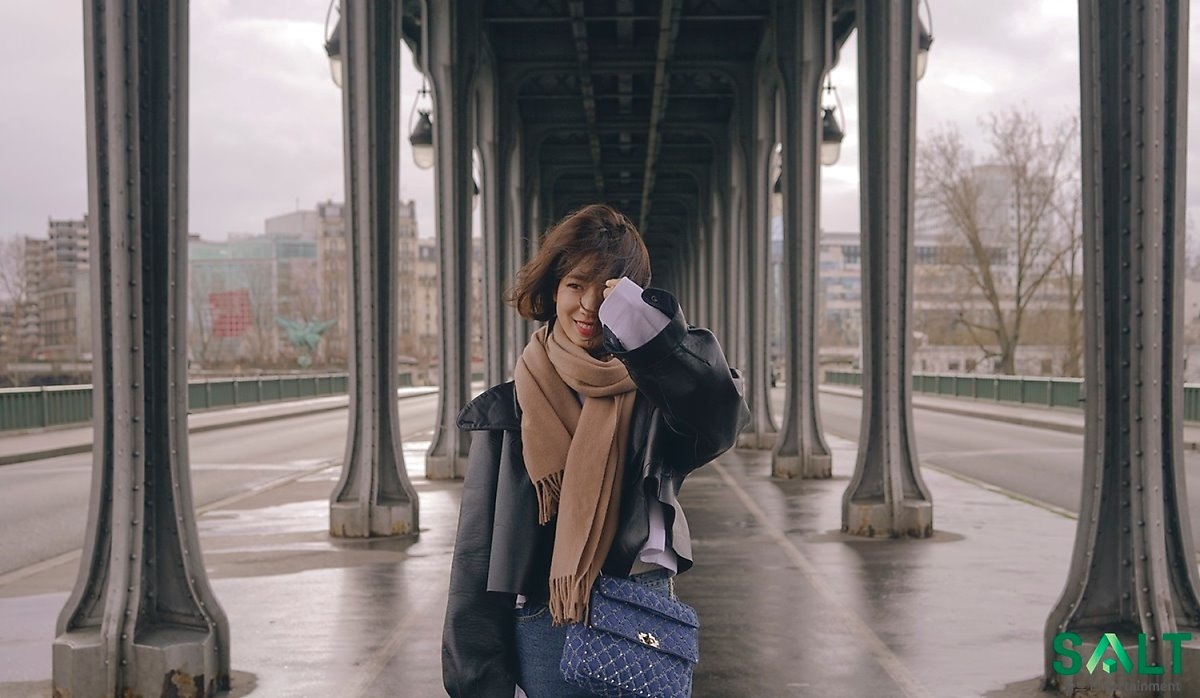 Park Shin Hye tung bộ ảnh 'tóc ngắn búp bê' xinh như mộng ở trời Tây