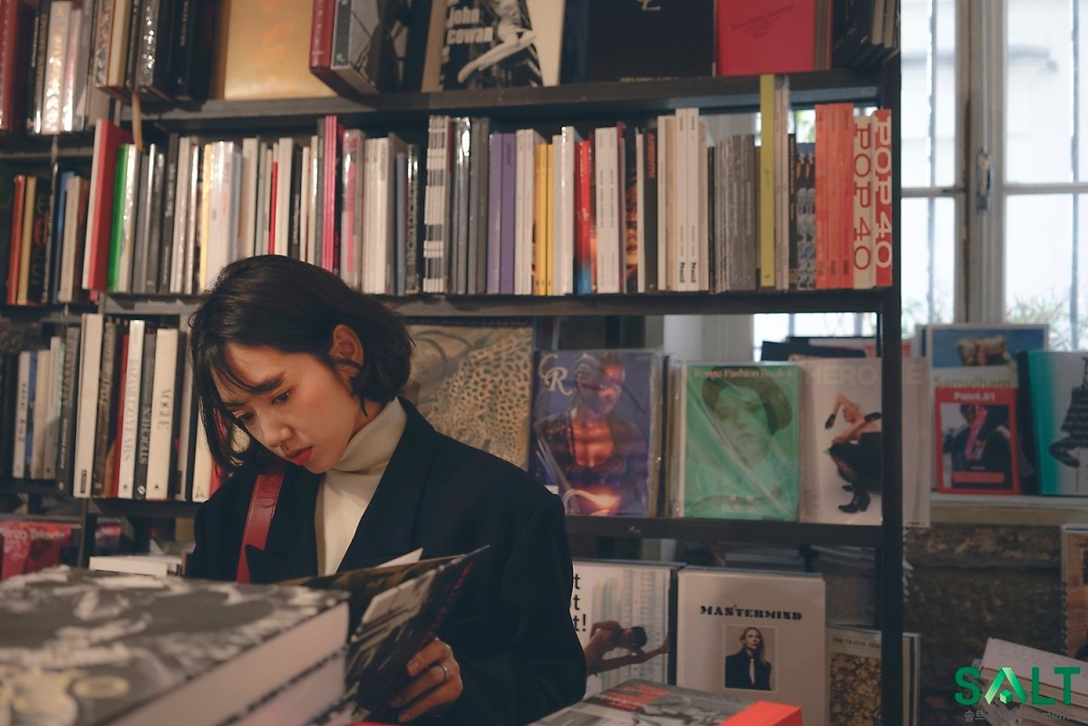 Park Shin Hye tung bộ ảnh 'tóc ngắn búp bê' xinh như mộng ở trời Tây