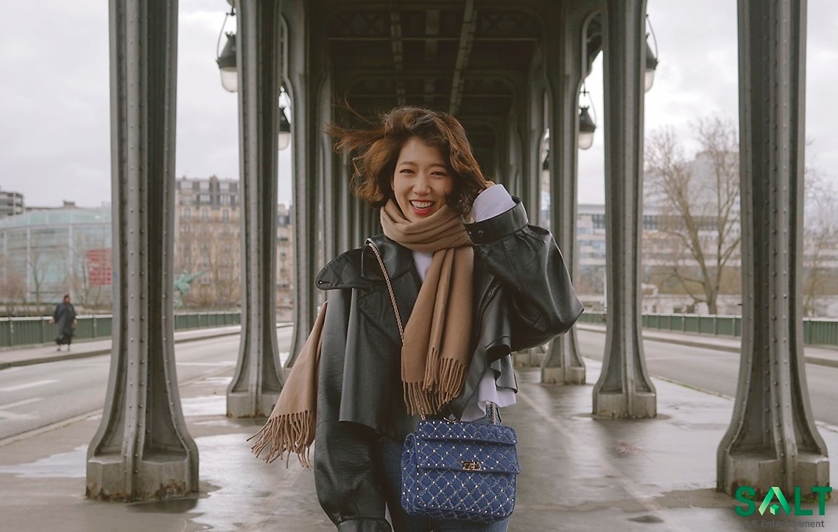 Park Shin Hye tung bộ ảnh 'tóc ngắn búp bê' xinh như mộng ở trời Tây