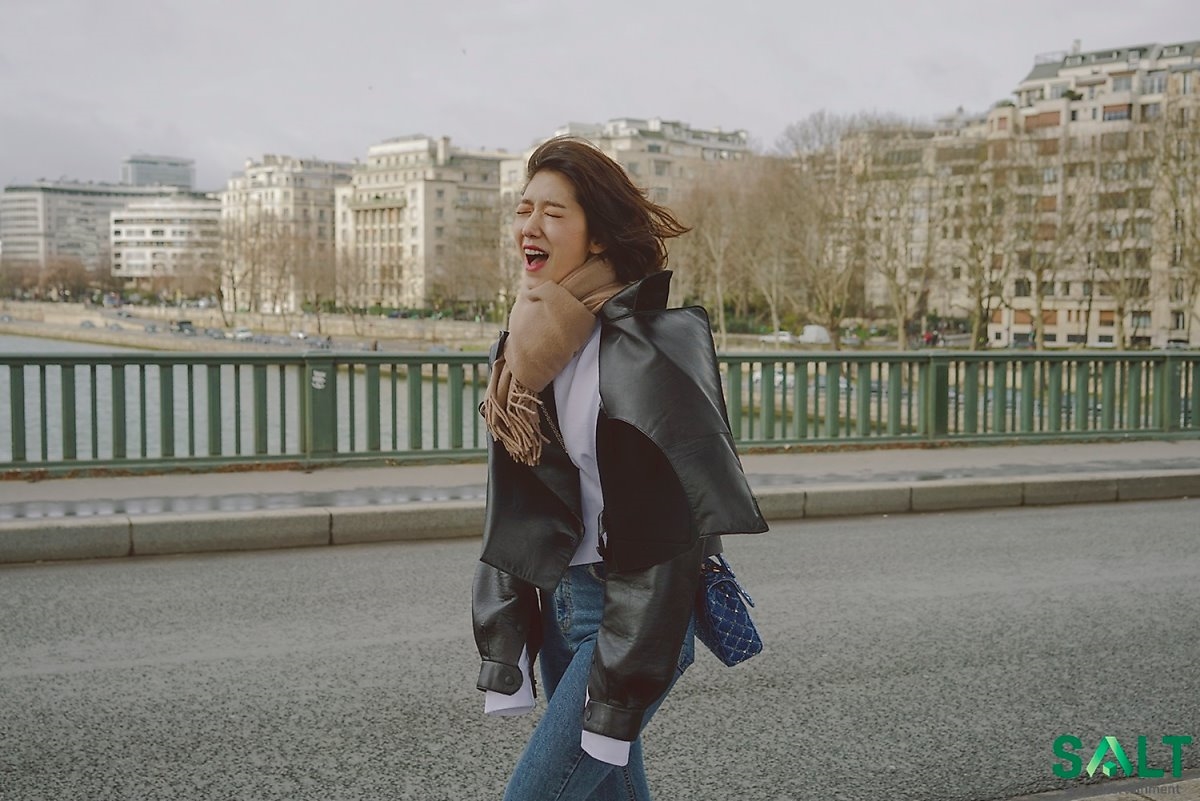 Park Shin Hye tung bộ ảnh 'tóc ngắn búp bê' xinh như mộng ở trời Tây