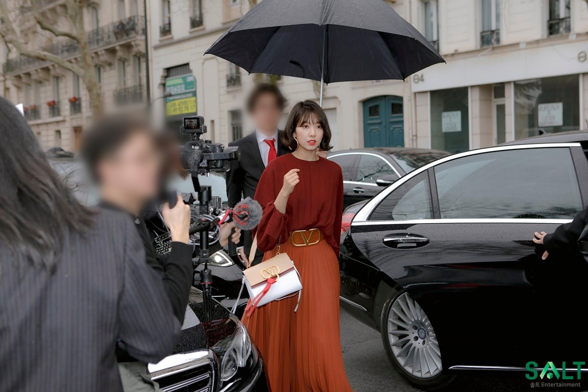 Park Shin Hye tung bộ ảnh 'tóc ngắn búp bê' xinh như mộng ở trời Tây