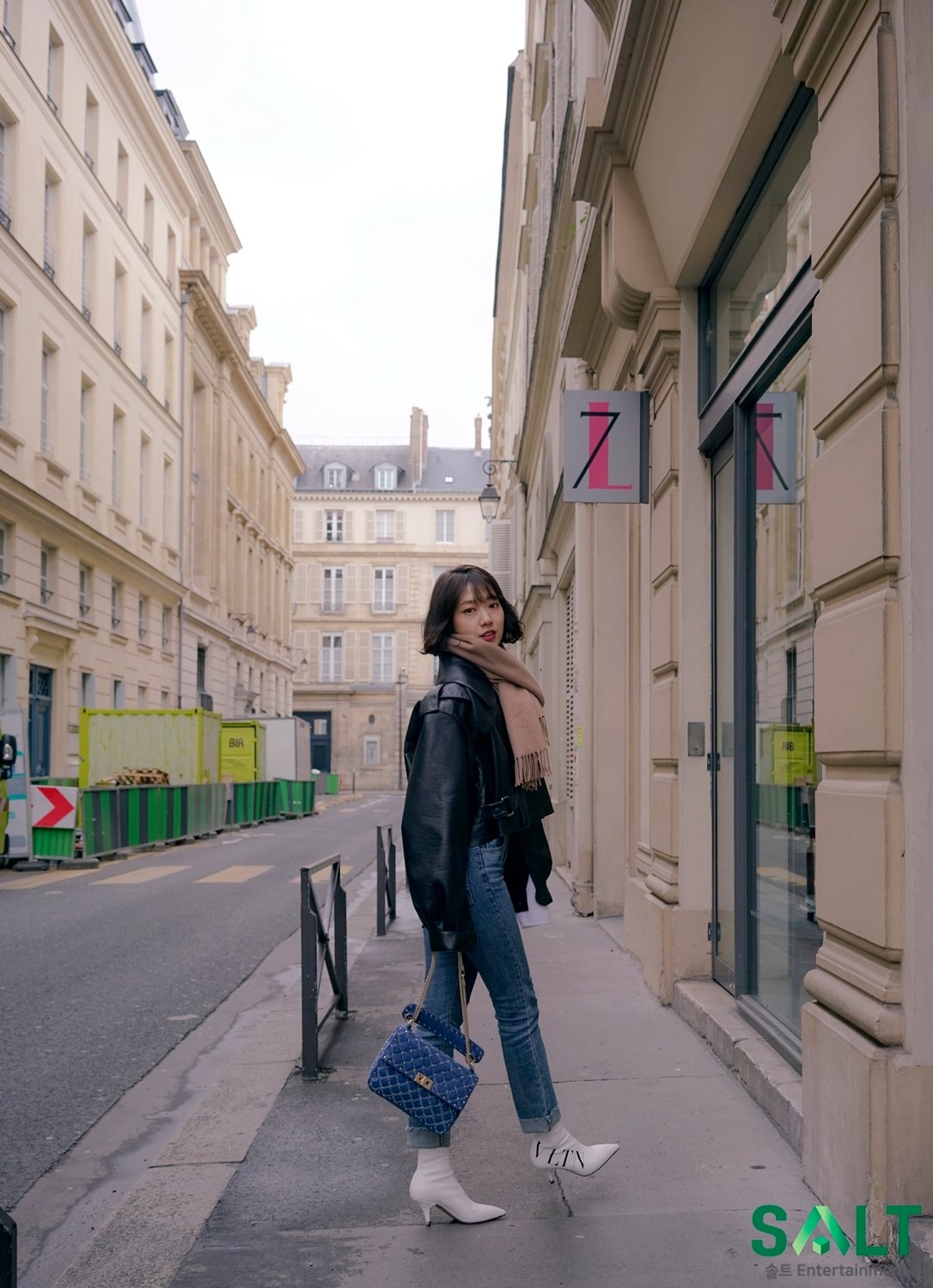 Park Shin Hye tung bộ ảnh 'tóc ngắn búp bê' xinh như mộng ở trời Tây