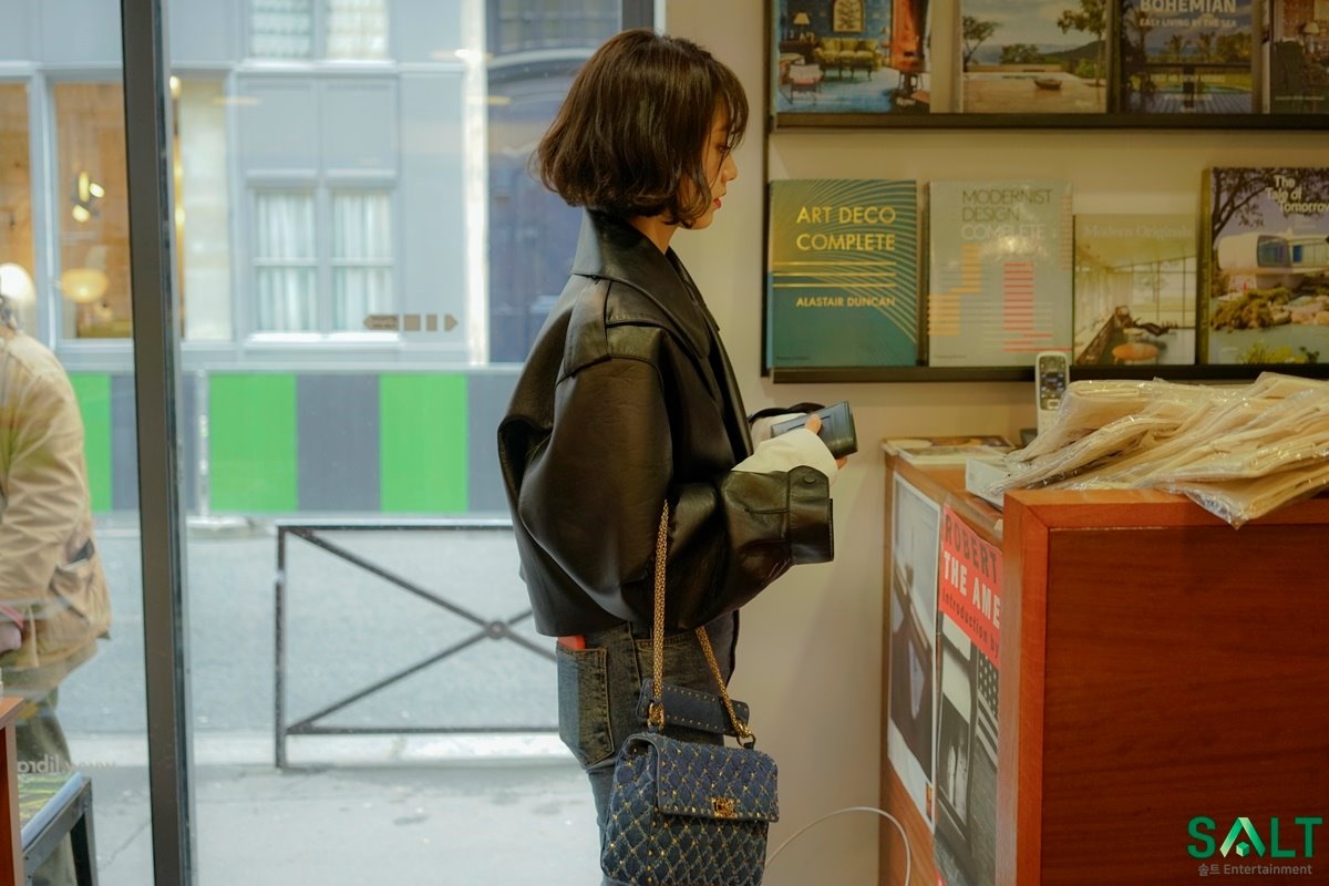 Park Shin Hye tung bộ ảnh 'tóc ngắn búp bê' xinh như mộng ở trời Tây