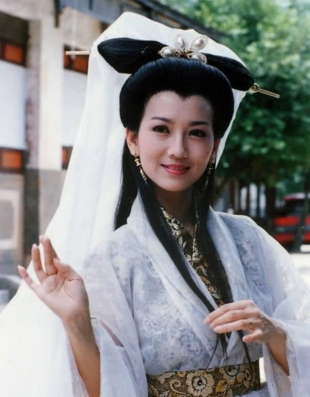 'Bạch nương tử' Triệu Nhã Chi khiến cư dân mạng ganh tỵ ở tuổi U70