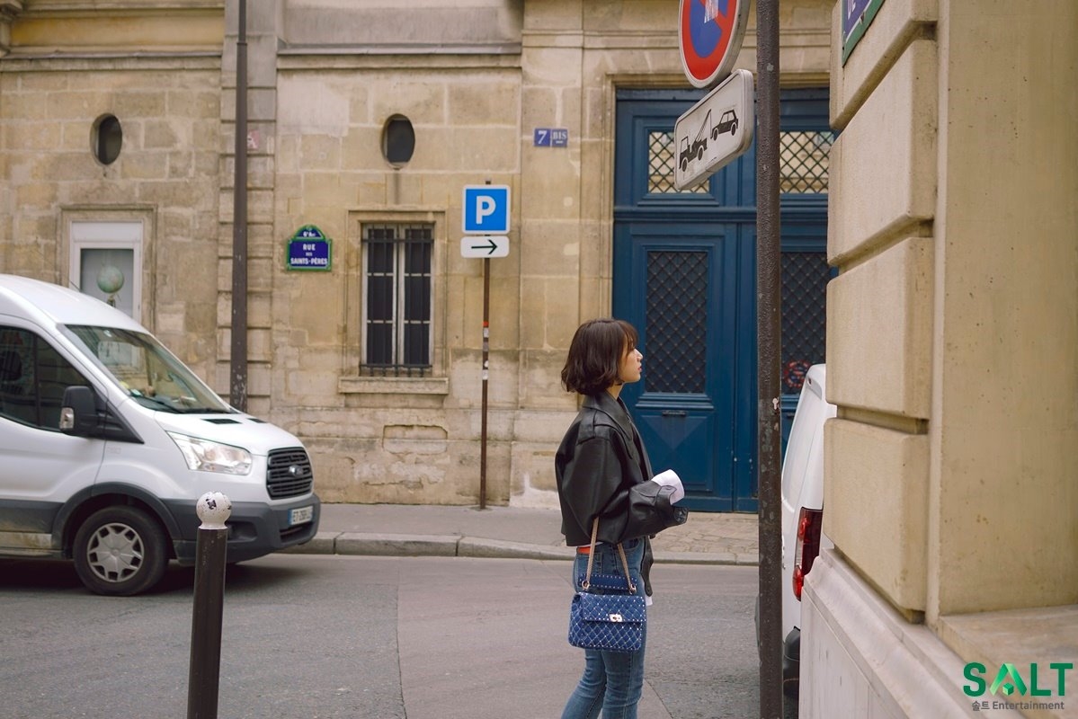 Park Shin Hye tung bộ ảnh 'tóc ngắn búp bê' xinh như mộng ở trời Tây
