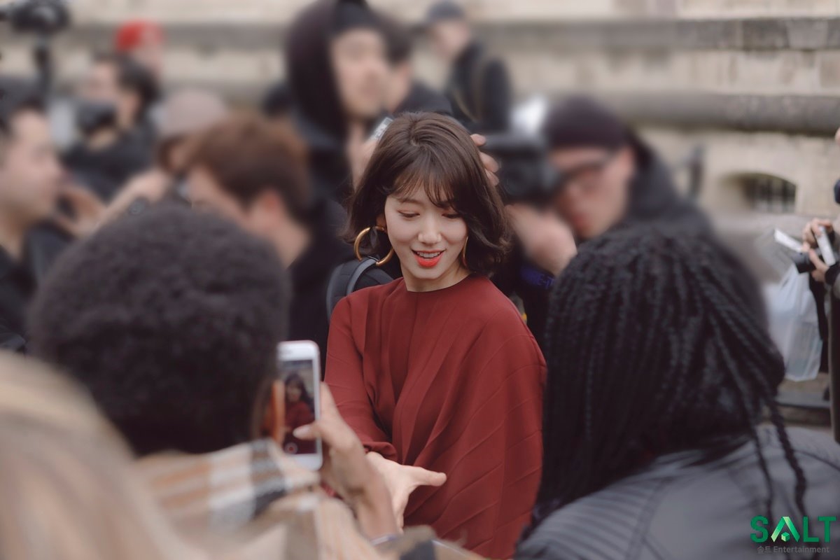 Park Shin Hye tung bộ ảnh 'tóc ngắn búp bê' xinh như mộng ở trời Tây