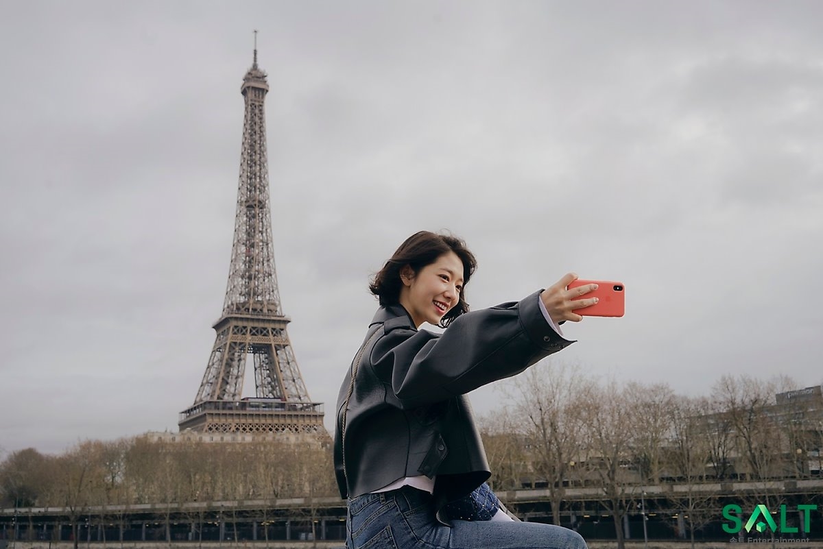 Park Shin Hye tung bộ ảnh 'tóc ngắn búp bê' xinh như mộng ở trời Tây