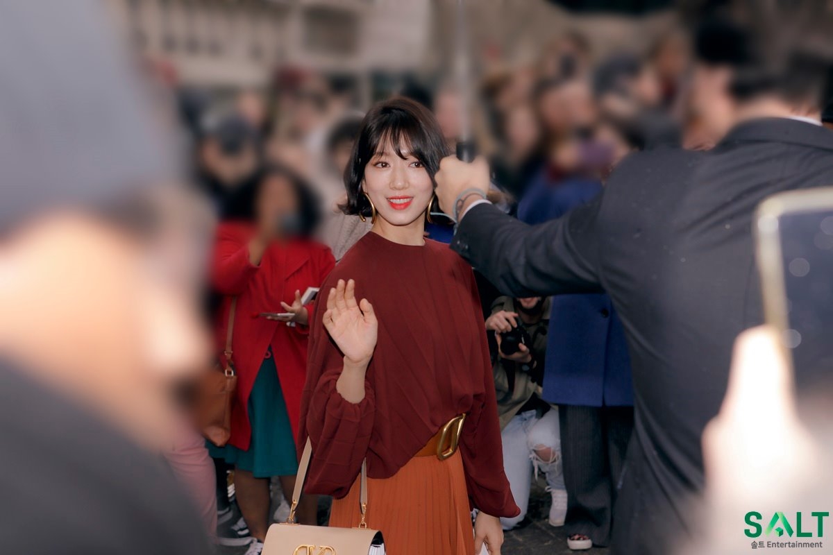 Park Shin Hye tung bộ ảnh 'tóc ngắn búp bê' xinh như mộng ở trời Tây
