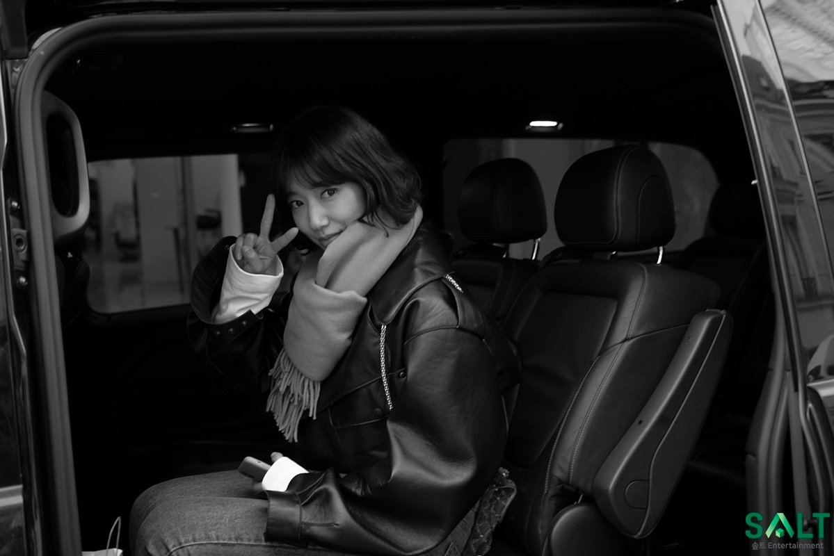 Park Shin Hye tung bộ ảnh 'tóc ngắn búp bê' xinh như mộng ở trời Tây