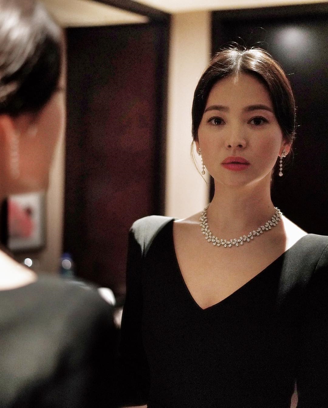 Tiếp tục 'soi' nhẫn cưới của Song Hye Kyo, báo Hàn bị K-net chỉ trích