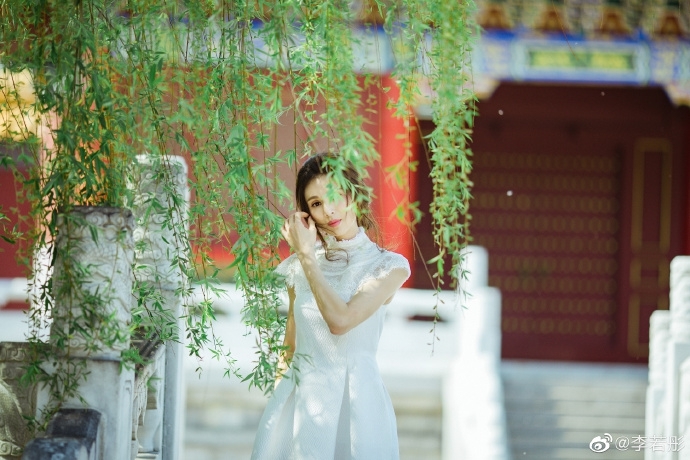 'Tiểu Long Nữ' Lý Nhược Đồng đẹp không tì vết ở tuổi U50