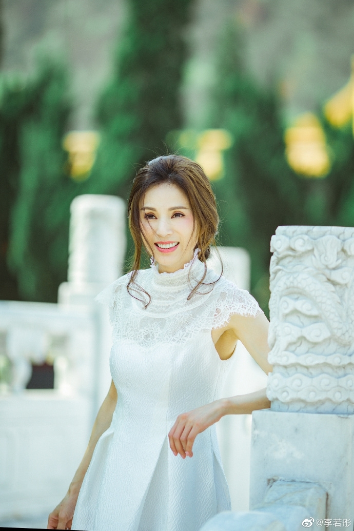 'Tiểu Long Nữ' Lý Nhược Đồng đẹp không tì vết ở tuổi U50