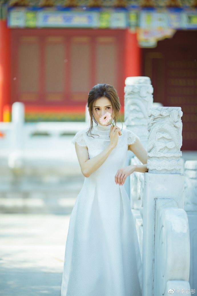 'Tiểu Long Nữ' Lý Nhược Đồng đẹp không tì vết ở tuổi U50