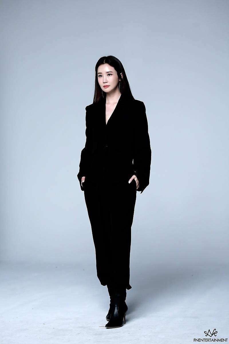 Lee Dong Wook tỏa sáng trong sự kiện, Lee Da Hae tung ảnh hậu trường