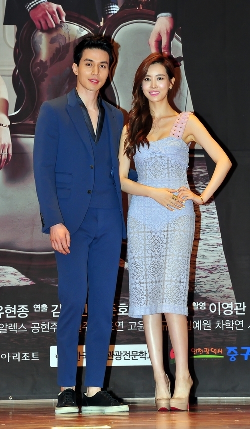 Lee Dong Wook tỏa sáng trong sự kiện, Lee Da Hae tung ảnh hậu trường