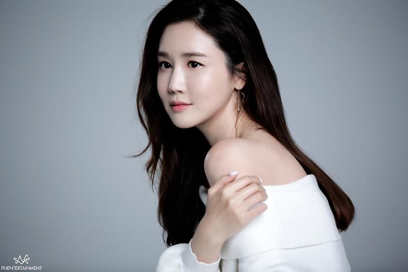 Lee Dong Wook tỏa sáng trong sự kiện, Lee Da Hae tung ảnh hậu trường