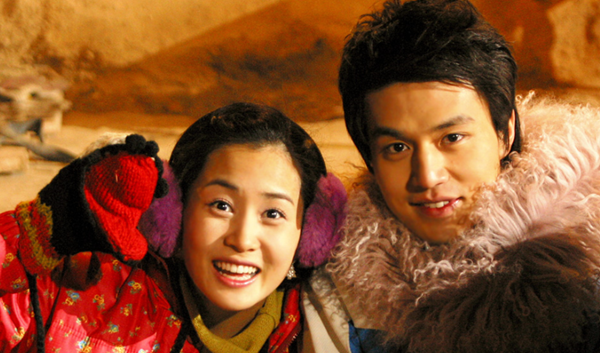 Lee Dong Wook tỏa sáng trong sự kiện, Lee Da Hae tung ảnh hậu trường