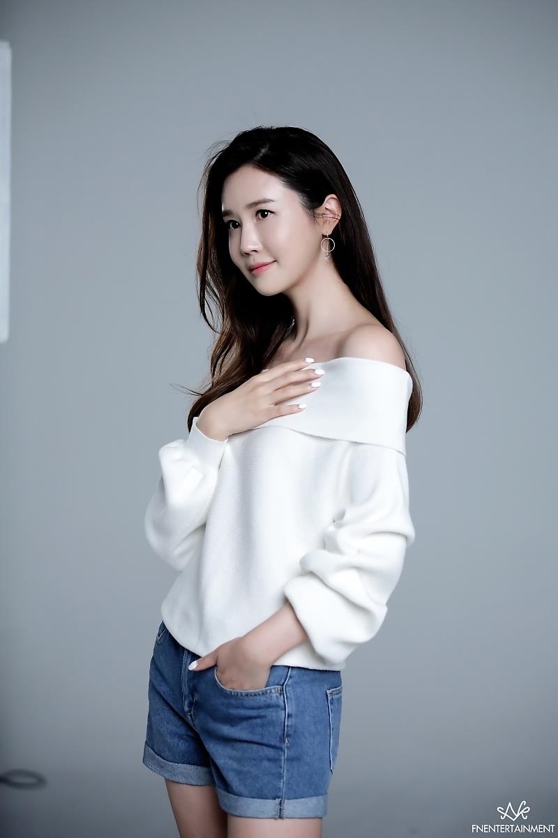 Lee Dong Wook tỏa sáng trong sự kiện, Lee Da Hae tung ảnh hậu trường