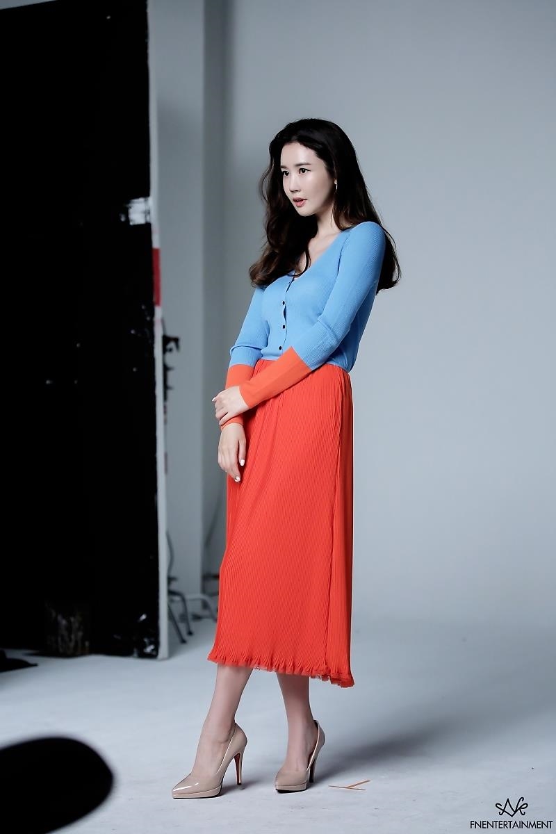 Lee Dong Wook tỏa sáng trong sự kiện, Lee Da Hae tung ảnh hậu trường