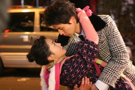 Lee Dong Wook tỏa sáng trong sự kiện, Lee Da Hae tung ảnh hậu trường