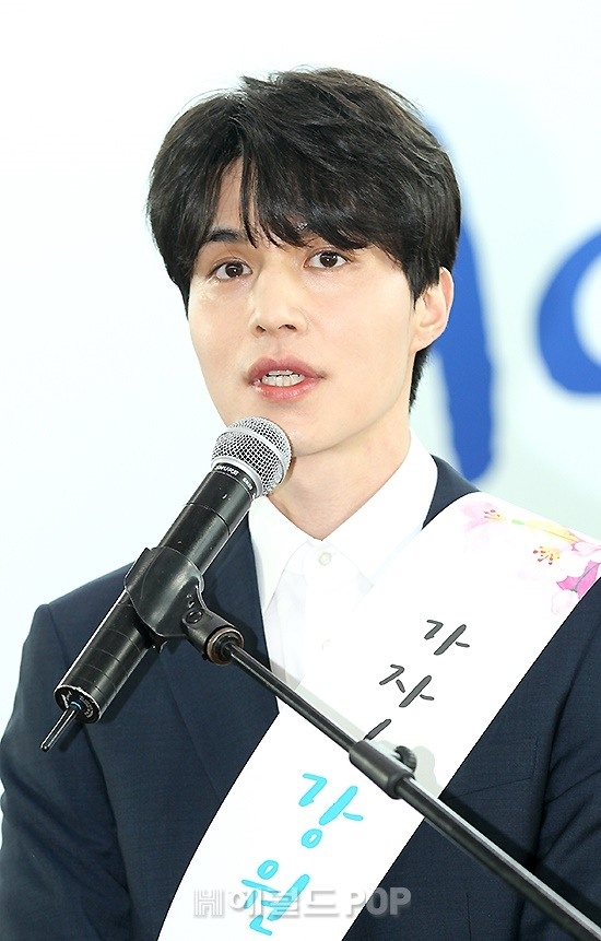 Lee Dong Wook tỏa sáng trong sự kiện, Lee Da Hae tung ảnh hậu trường