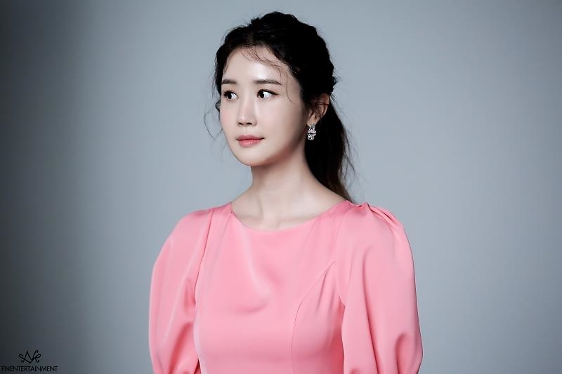 Lee Dong Wook tỏa sáng trong sự kiện, Lee Da Hae tung ảnh hậu trường