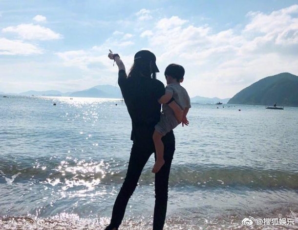 AngelaBaby lại bị bắt gặp đưa Bọt Biển Nhỏ đi chơi