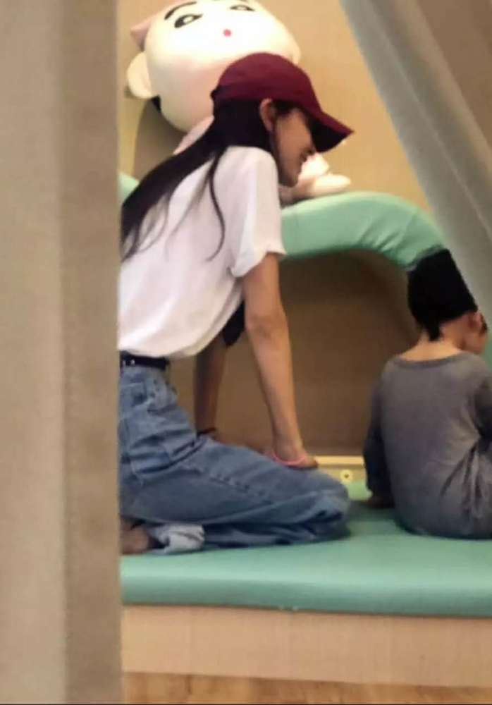 AngelaBaby lại bị bắt gặp đưa Bọt Biển Nhỏ đi chơi