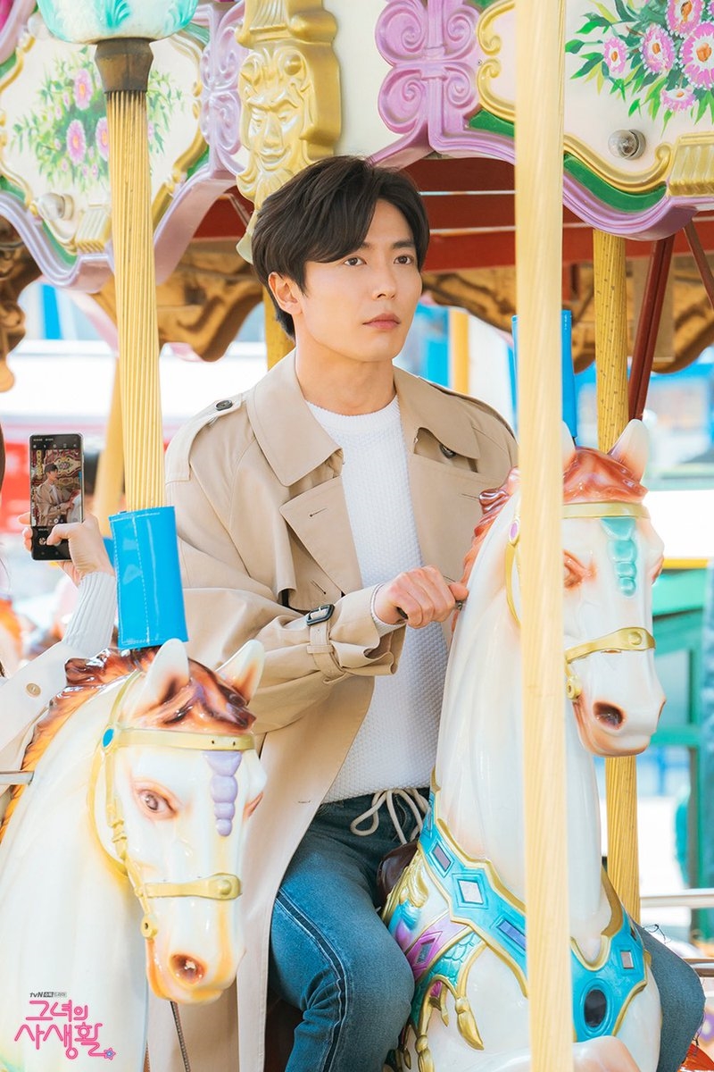 'Her Private Life' tung ảnh hậu trường Park Min Young - Kim Jae Wook