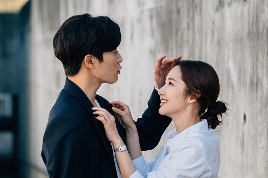 'Her Private Life' tung ảnh hậu trường Park Min Young - Kim Jae Wook