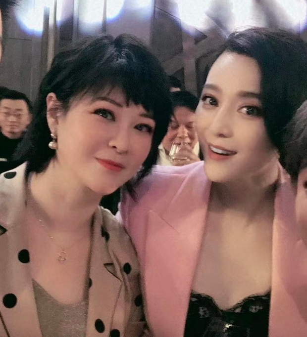 Gần 10 tháng vắng bóng vì scandal, Phạm Băng Băng tái xuất lộng lẫy
