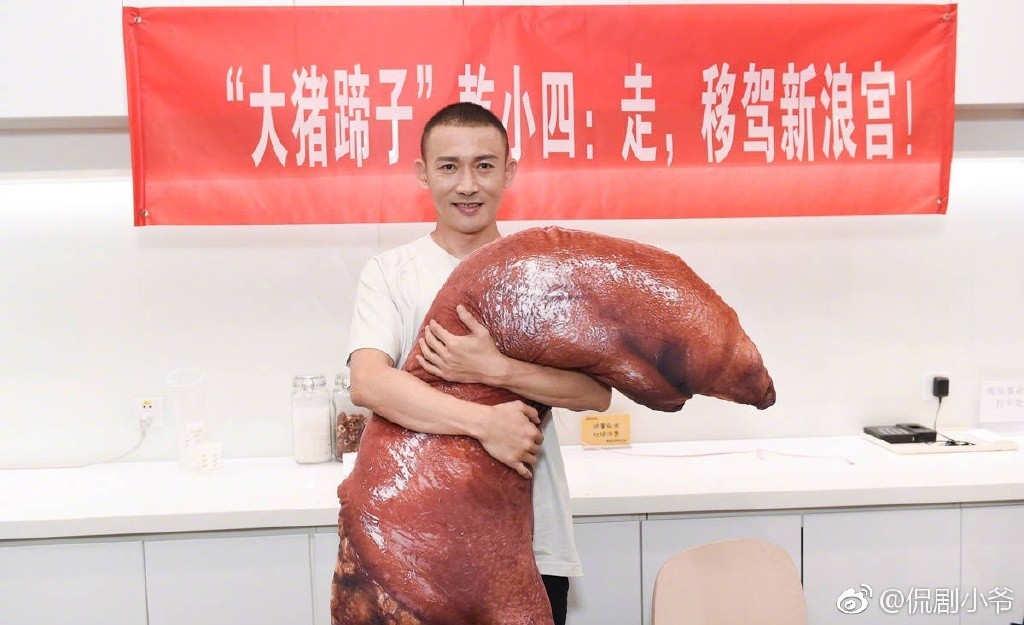 Những món quà kỳ quái do fan tặng khiến sao Hoa ngữ 'dở khóc dở cười'