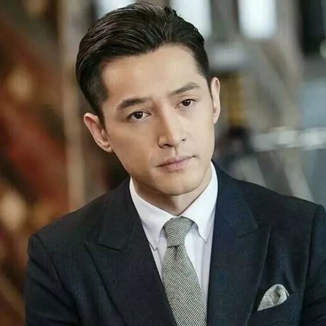 Những món quà kỳ quái do fan tặng khiến sao Hoa ngữ 'dở khóc dở cười'