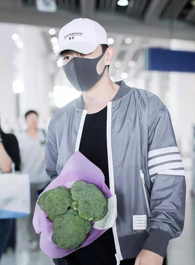 Những món quà kỳ quái do fan tặng khiến sao Hoa ngữ 'dở khóc dở cười'