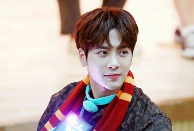 Những món quà kỳ quái do fan tặng khiến sao Hoa ngữ 'dở khóc dở cười'