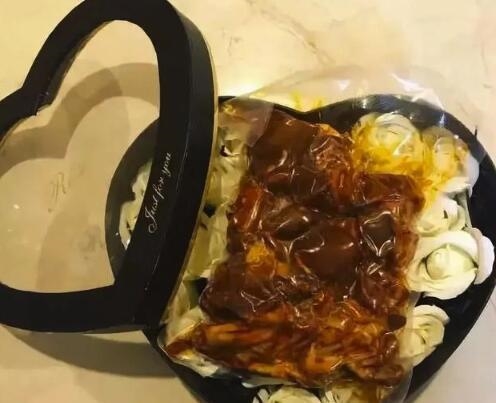 Những món quà kỳ quái do fan tặng khiến sao Hoa ngữ 'dở khóc dở cười'