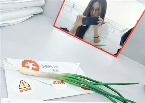 Những món quà kỳ quái do fan tặng khiến sao Hoa ngữ 'dở khóc dở cười'