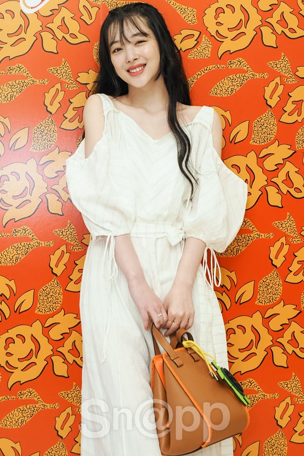 Sulli gây 'bão' với hình ảnh xinh như thiên thần trong sự kiện mới