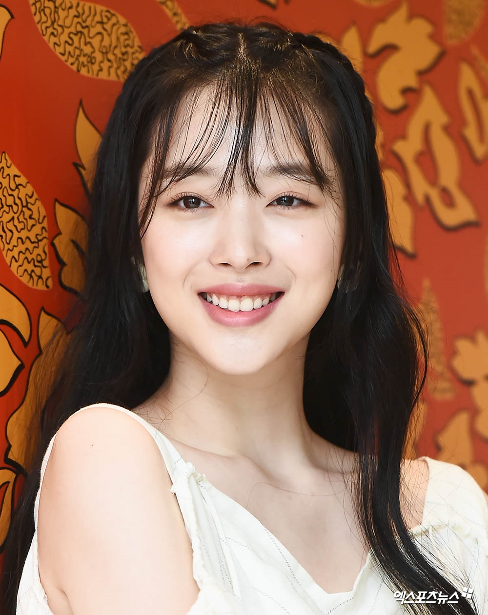 Sulli gây 'bão' với hình ảnh xinh như thiên thần trong sự kiện mới