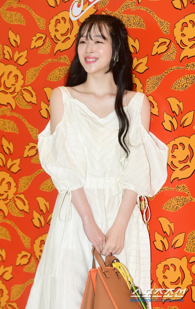 Sulli gây 'bão' với hình ảnh xinh như thiên thần trong sự kiện mới