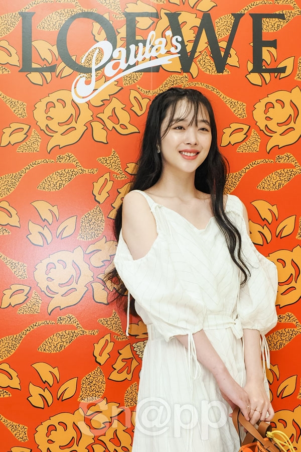 Sulli gây 'bão' với hình ảnh xinh như thiên thần trong sự kiện mới