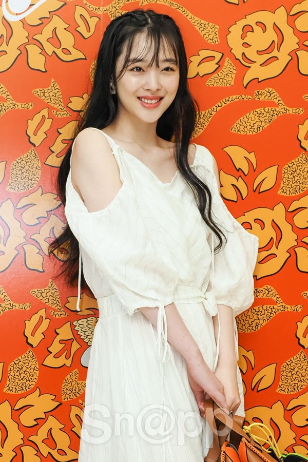 Sulli gây 'bão' với hình ảnh xinh như thiên thần trong sự kiện mới