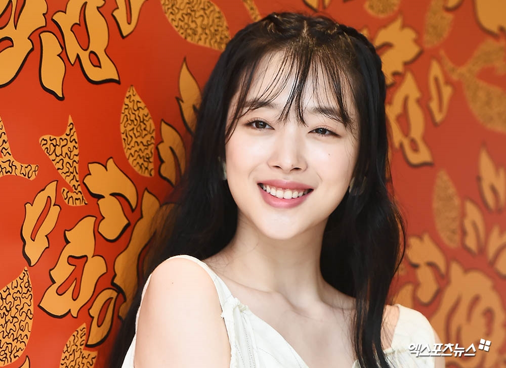 Sulli gây 'bão' với hình ảnh xinh như thiên thần trong sự kiện mới