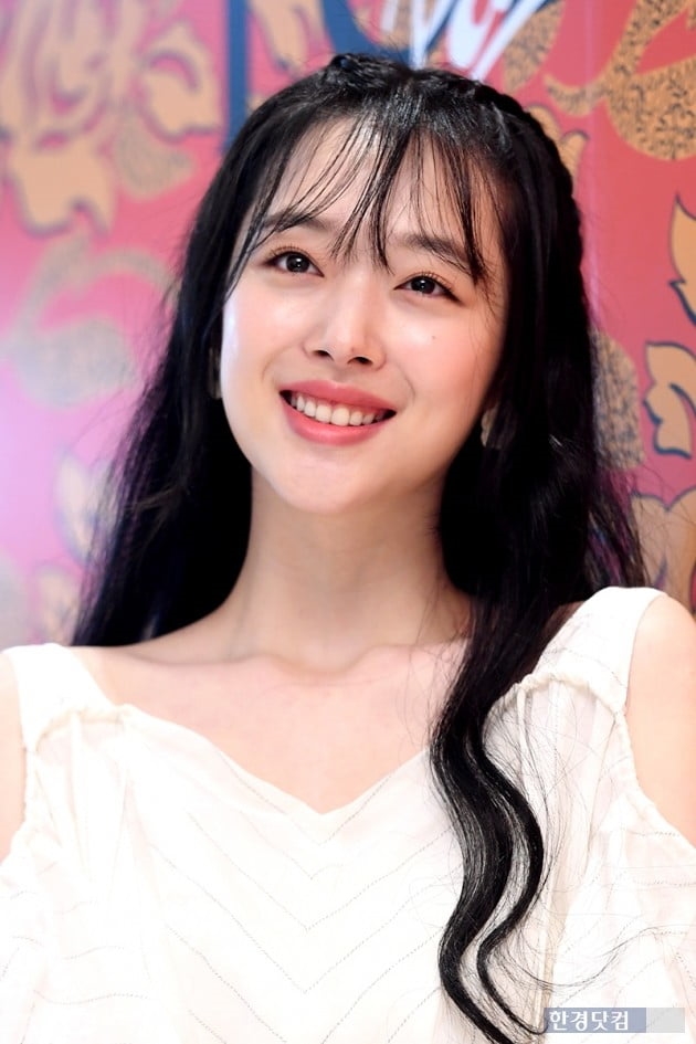 Sulli gây 'bão' với hình ảnh xinh như thiên thần trong sự kiện mới